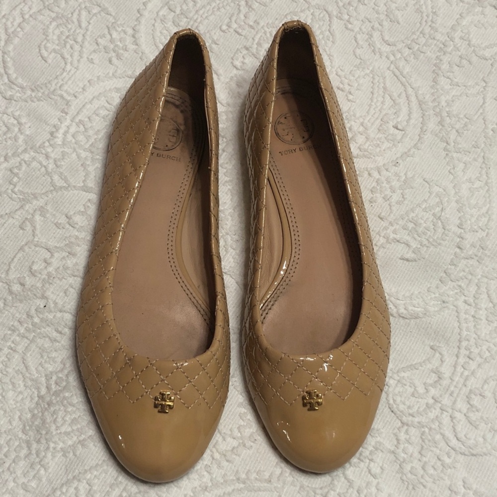 Tory Burch Size 8.5M Quilted Beige Patent Leather Ballet Flats with Gold Logo